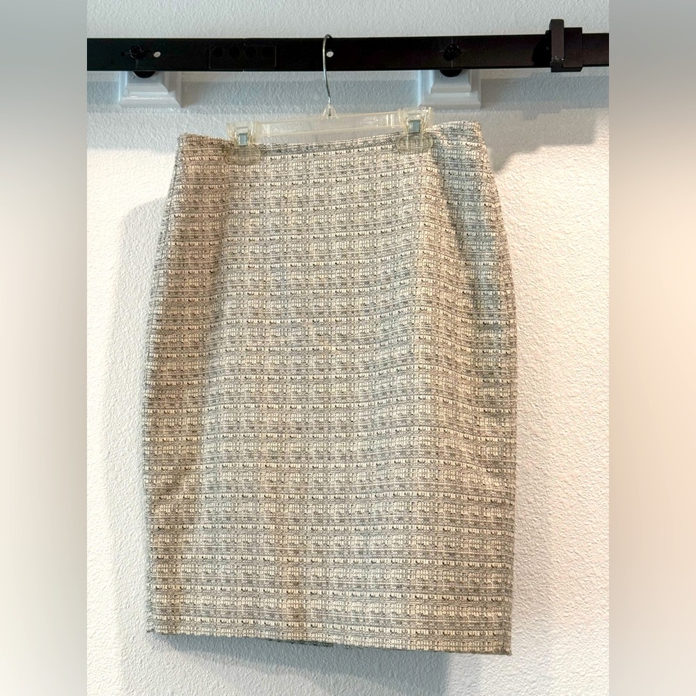 Ann Taylor classic mid length pencil skirt. Lightweight tweed fabric, sz 4